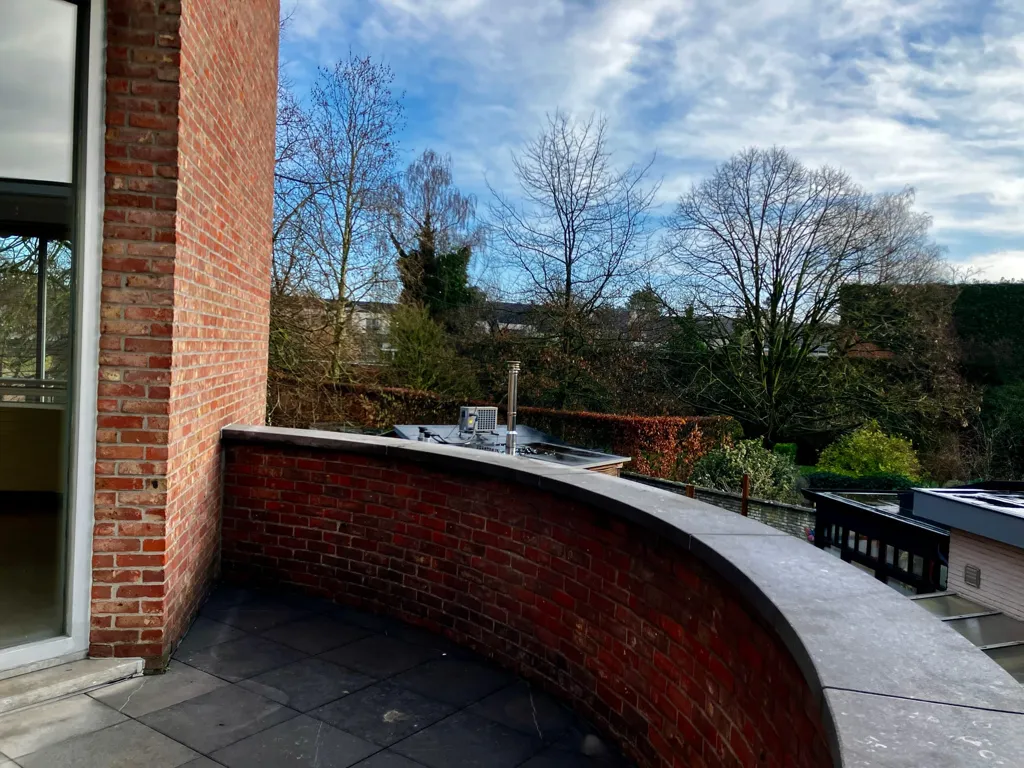 Balcon - Maison à Quatre Niveaux avec Terrasse et Jardin à Grobbendonk