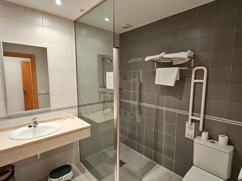 Bathrooms - Hotel with Bar-Restaurant near Corella Centre