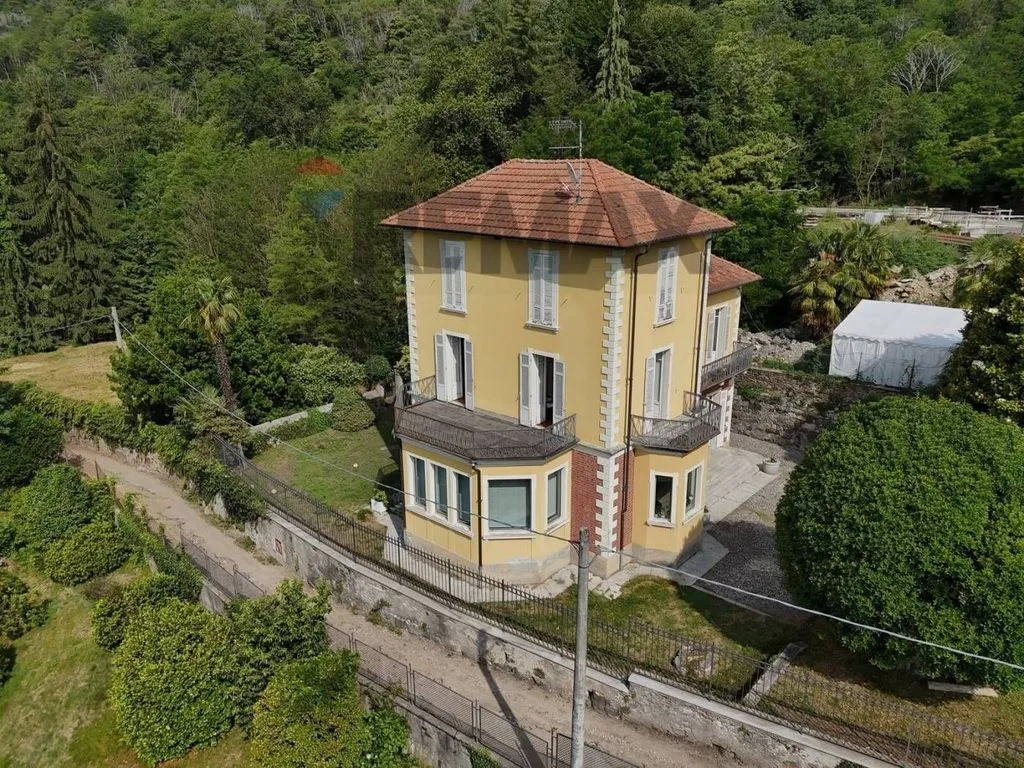Luftaufnahme - Historic Villa with Private Garden in Mergozzo