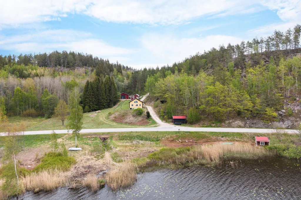 Õhuvaade - Farm with Water Access in Västervik