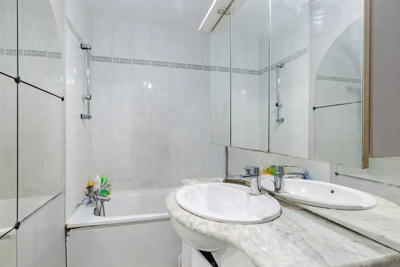 Salles de bain - Appartement avec Loggia et Parking dans Résidence Sécurisée à Juvisy
