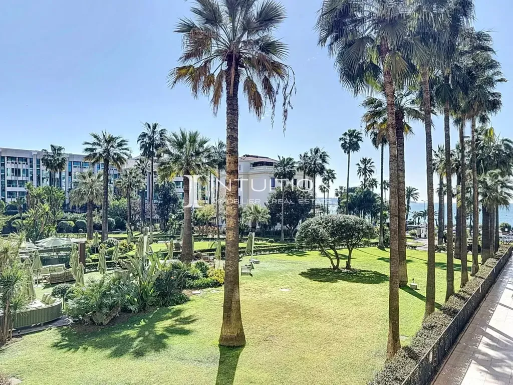 Aed - 2-Bedroom Apartment with Sea View in Cannes Croisette