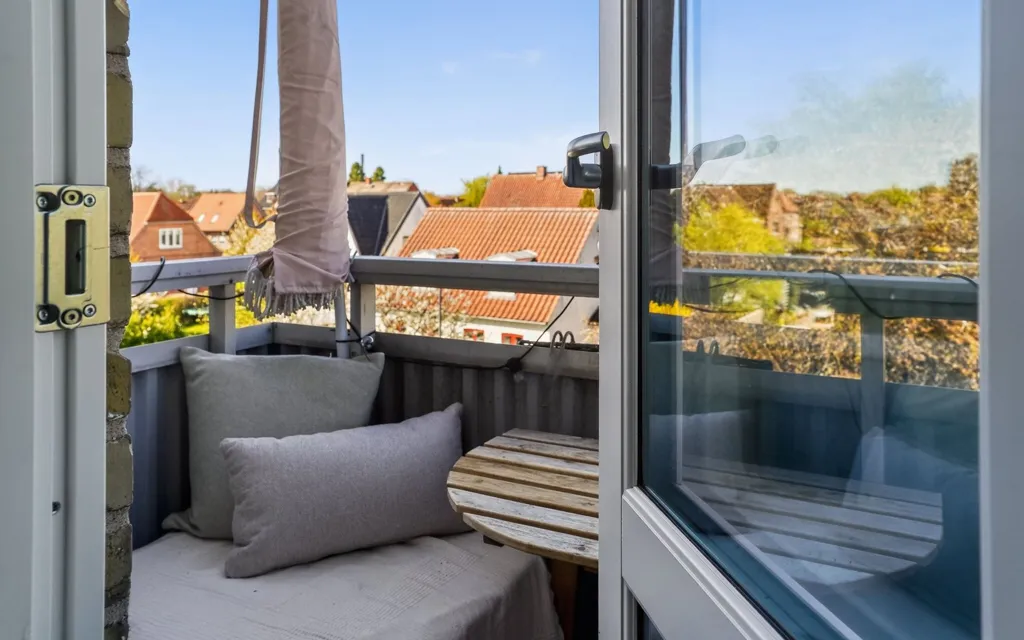Balcony - 2-Bedroom Flat with Brick Facade in Valby