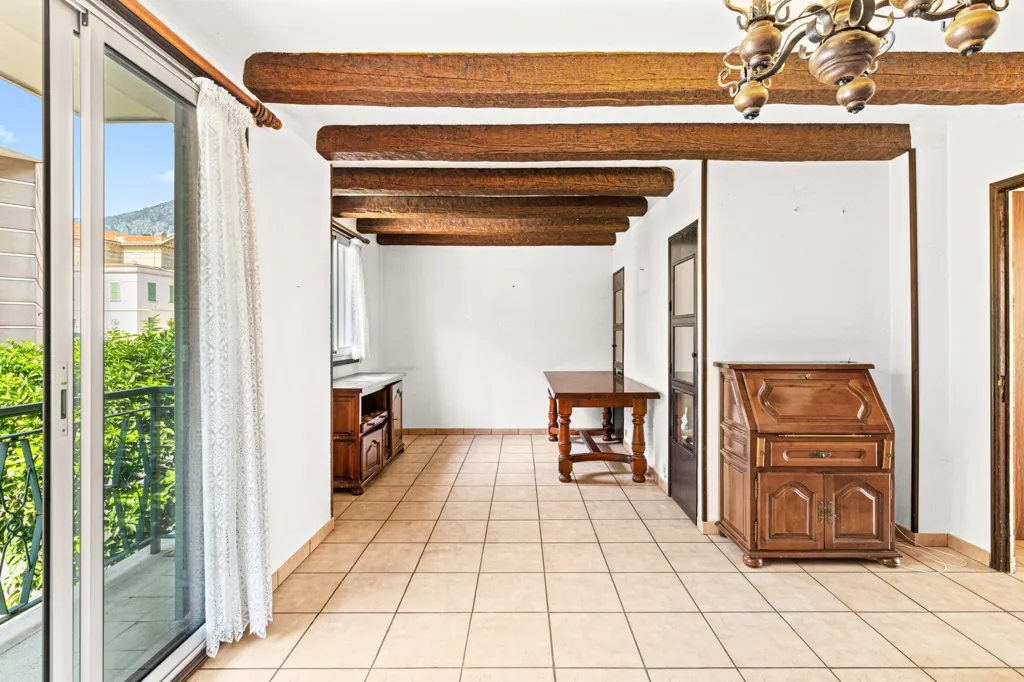 Esik - Renovated Flat with Balconies in Menton Centre
