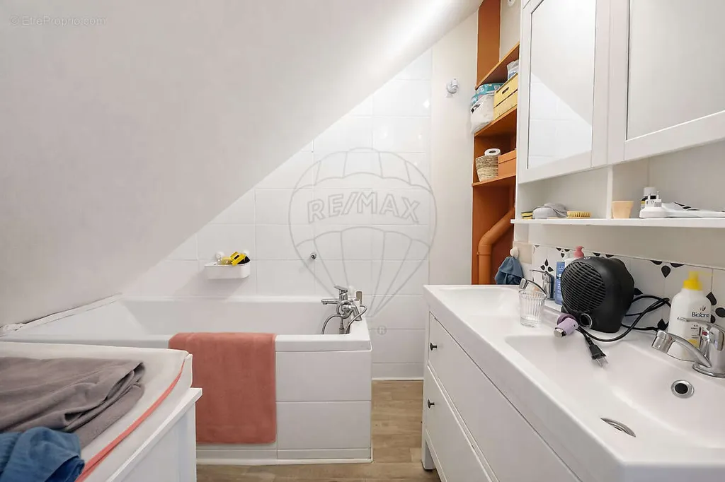 Bathrooms - Charming 1920s House with Garden in Senlis