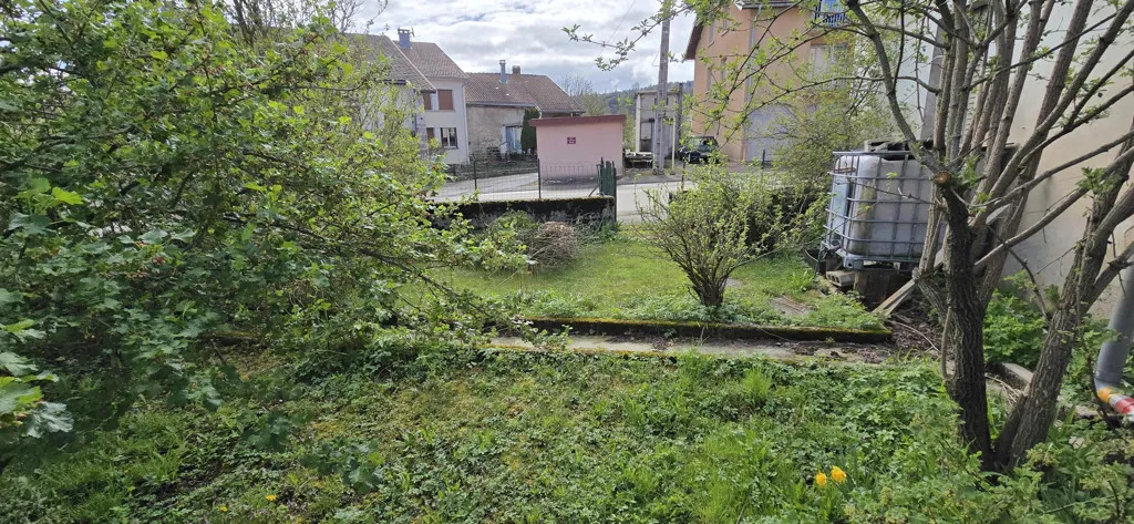 Jardin - Maison à Rénover avec Combles Aménageables dans un Village
