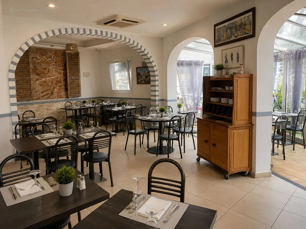 Salle à manger - Local Commercial à Antony, Idéal pour Restauration