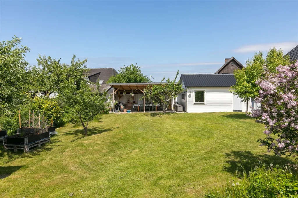 Garden - Modernised Villa with Guesthouse in Malmö