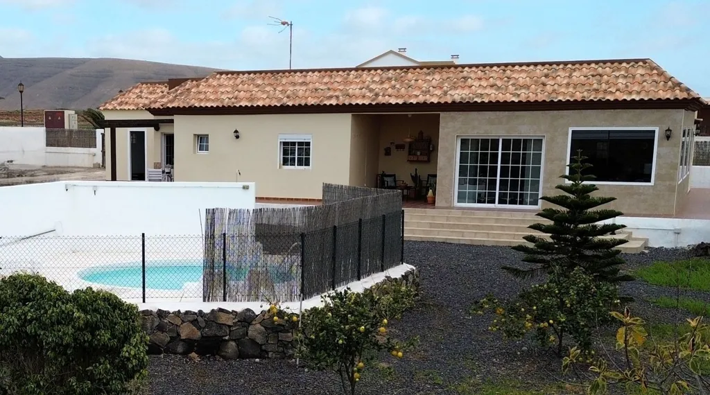 Bassein - Independent Chalet with Pool in La Oliva