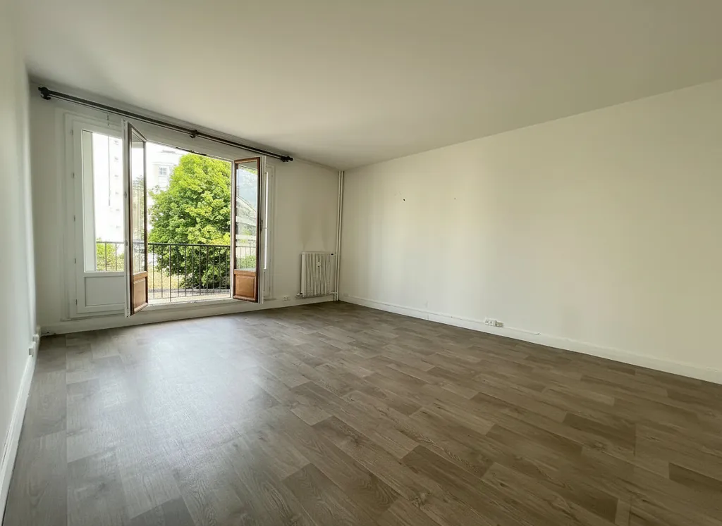 Pièces - Appartement 3 Pièces avec Balcon au Centre de Rambouillet