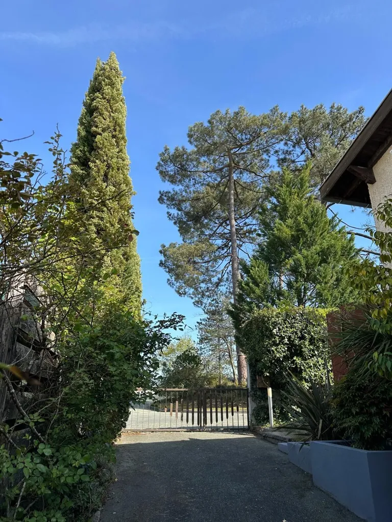 Extérieur - Maison d'Architecte avec Jardin à l'Abri des Regards