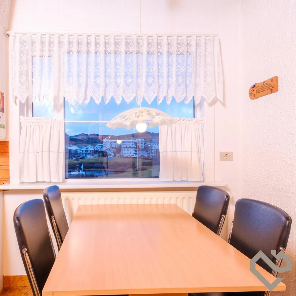 Söögituba - Stein House with Sea View in Vestmannaeyjar