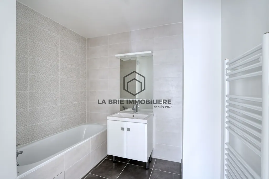 Bathrooms - Flat with Balcony in Emerainville