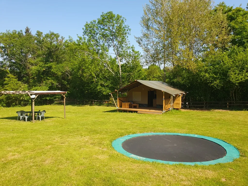 Jardin - Moulin Rénové avec Piscine et Terrain à la Campagne