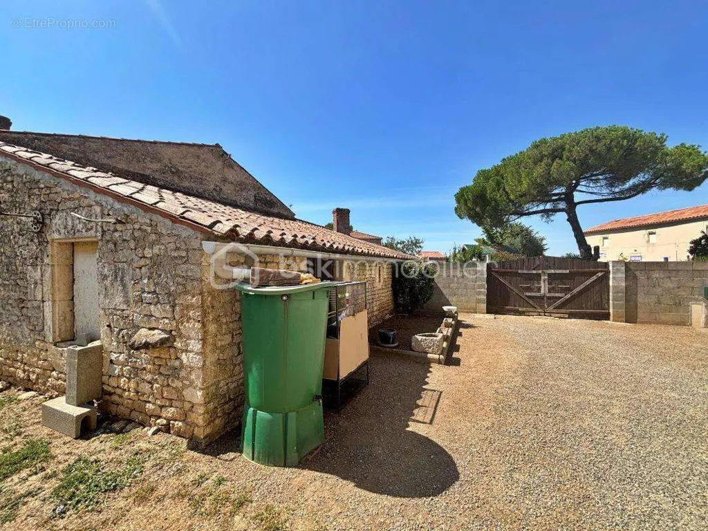 Jardin - Maison d'Époque dans un Village Paisible