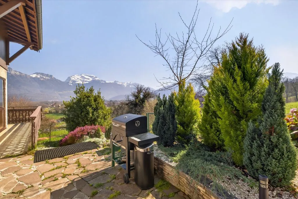 Terrass - Renovated Chalet with Lake and Mountain Views in Annecy