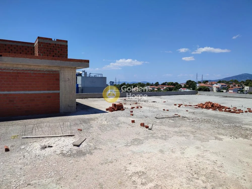 Terrass - Automotive Workshop with Car Display in Kryoneri
