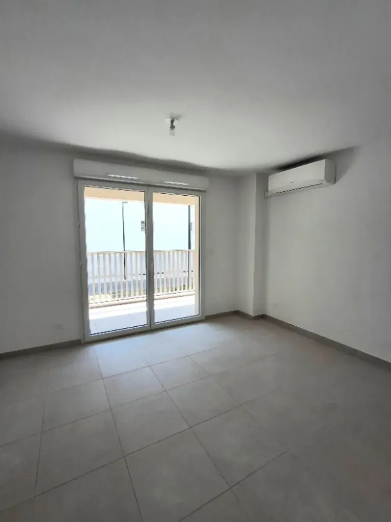 Toad - New Flat with Terrace in Monteux