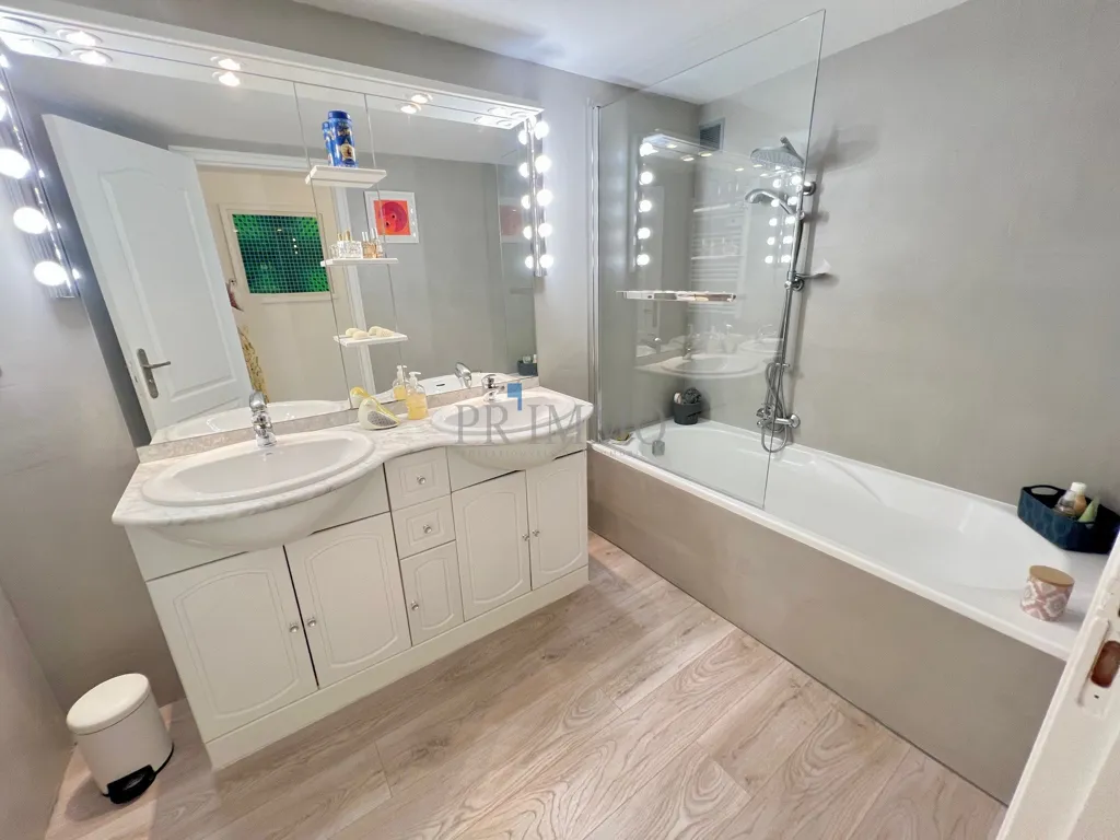 Salles de bain - Appartement T3 avec Mezzanine au Centre Historique de Fréjus
