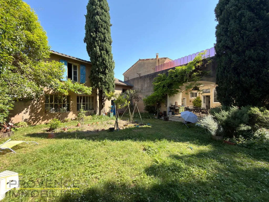 Jardin - Maison de 9 Pièces avec Piscine à Montélimar