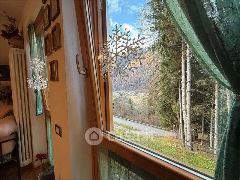 Soggiorno - Appartamento con vista montagna a Commezzadura