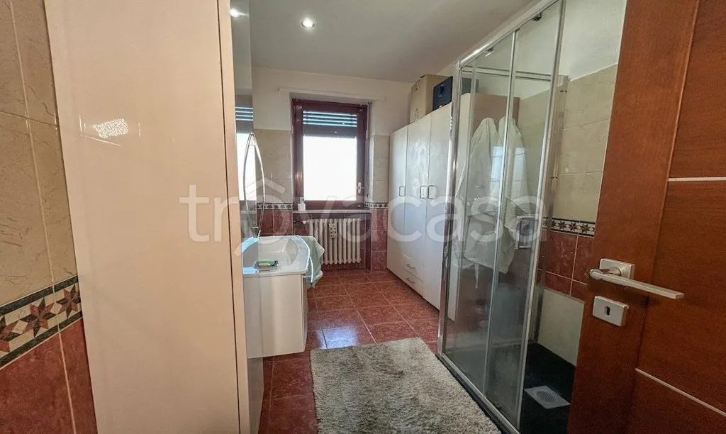 Salles de bain - Rearranged Apartment with Balcony in Santena