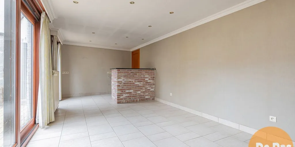 Pièces - Propriété Mixte avec Garage Spacieux à Mere