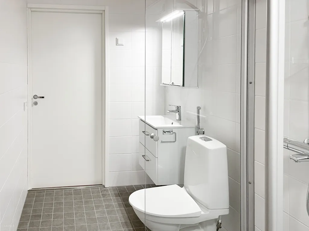 Bathrooms - Renovated Flat with Private Sauna in Sörnäinen