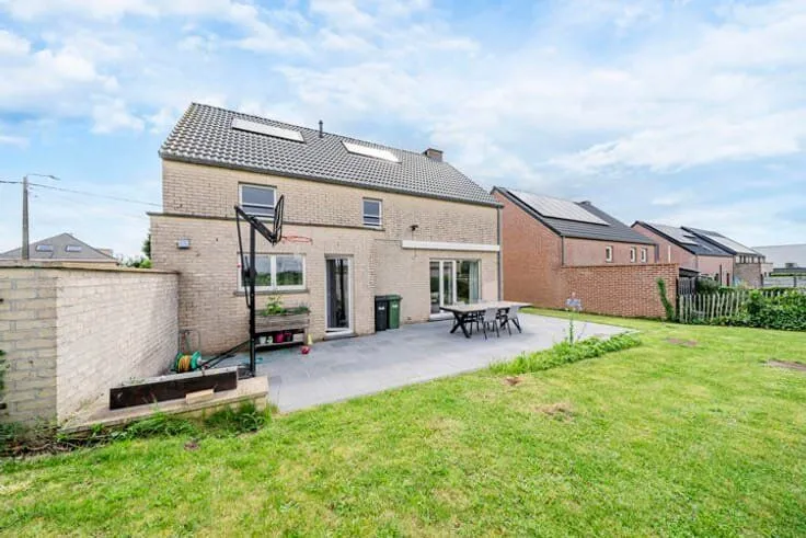 Aed - Contemporary Villa with Garden in Quiet Area