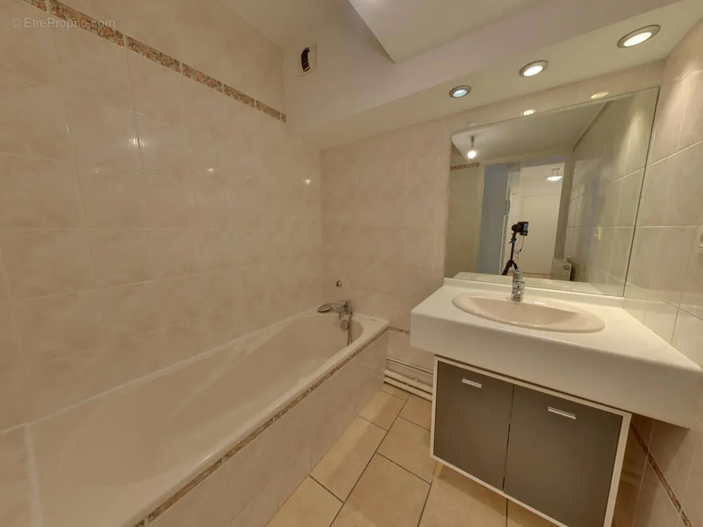 Salles de bain - Appartement avec Terrasse et Balcon au Nouveau Centre d'Échirolles