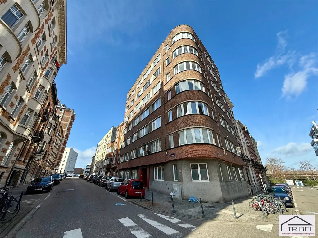 Extérieur - Duplex Rénové avec Terrasse à Schaerbeek