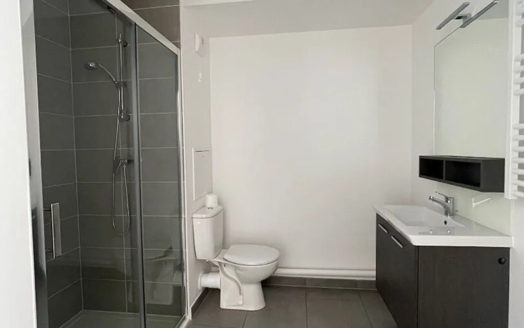 Salles de bain - Studio avec Balcon et Parking à Dugny