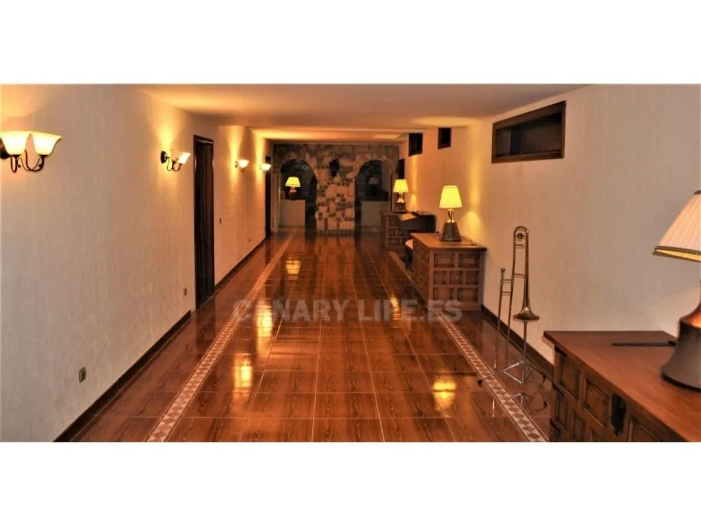 Entrée - Luxury Villa with Romanesque Features in San Bartolomé