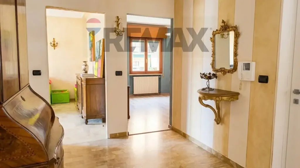 Entrée - Four-Bedroom Apartment with Lake View in Marone