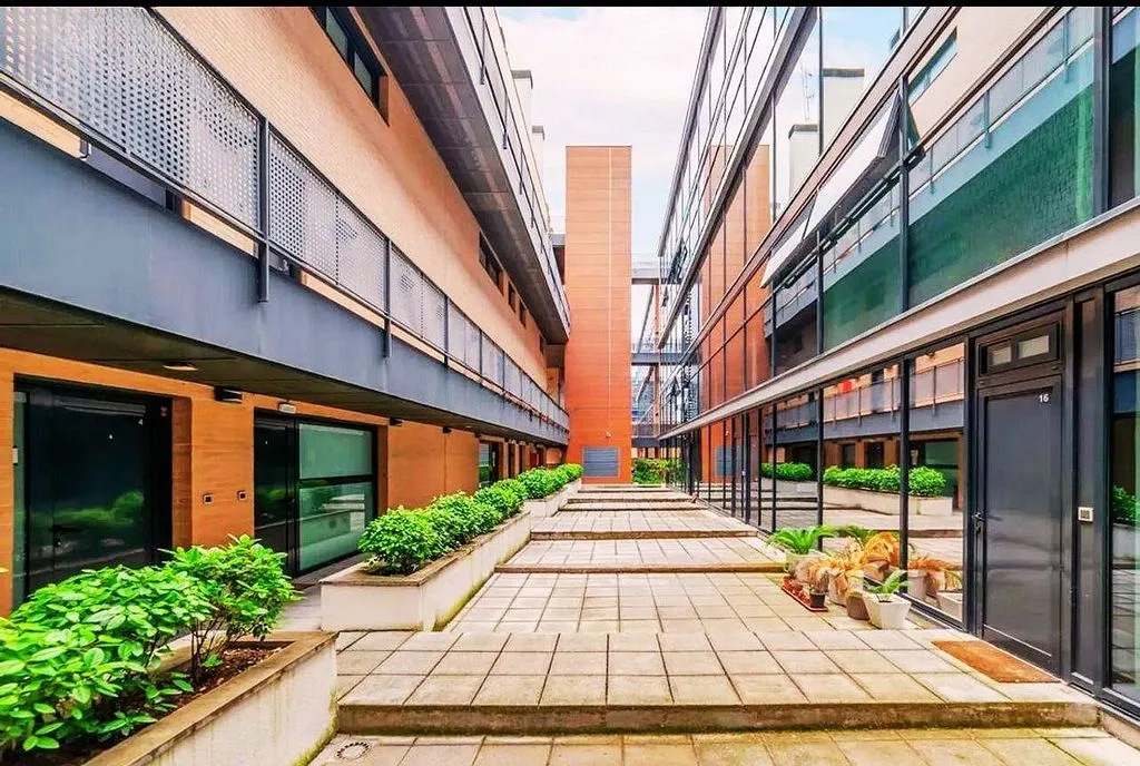 Giardino - Modern Loft with Garage in Industrial Zone