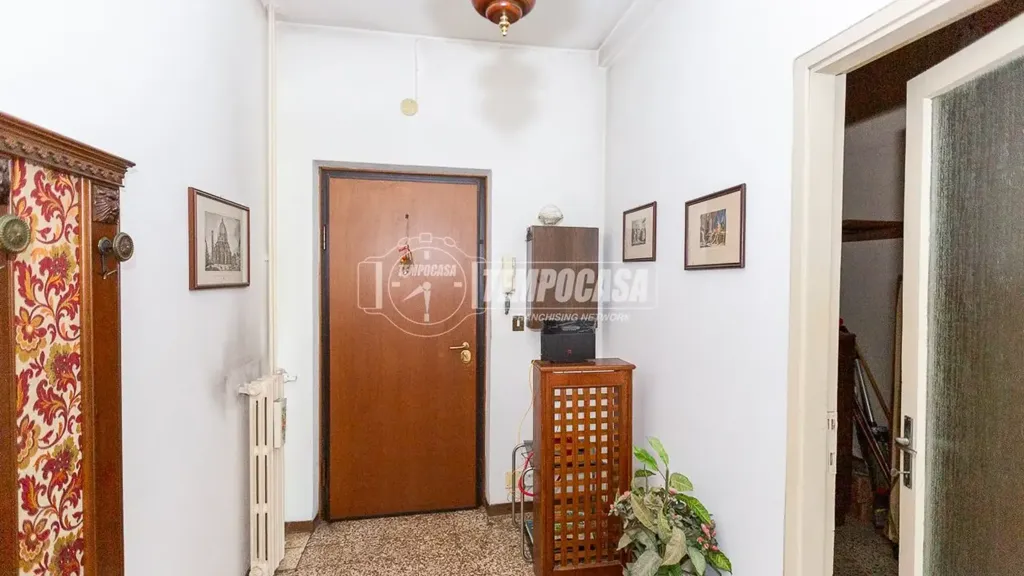 Esik - Spacious Trilocale with Terrace in Brescia