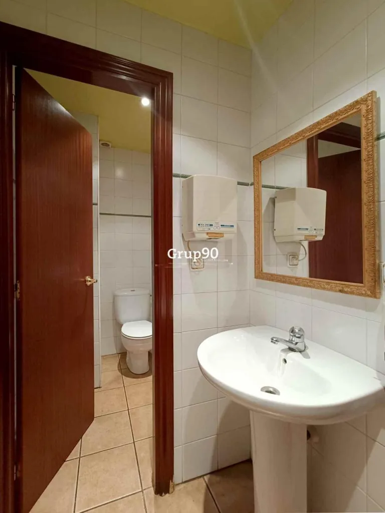 Bathrooms - Restaurant for Rent with Terrace in Lleida