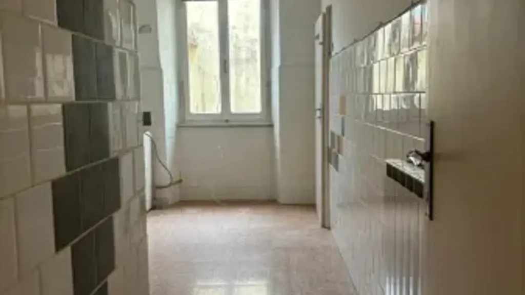 Entrée - Traditional Apartment with Balcony in Massa Centre