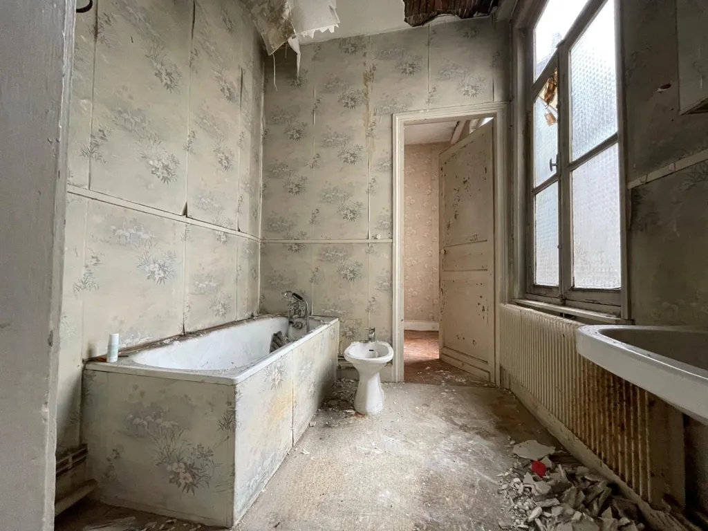 Vannitoad - T2 to Renovate with Fireplace in Lille Centre