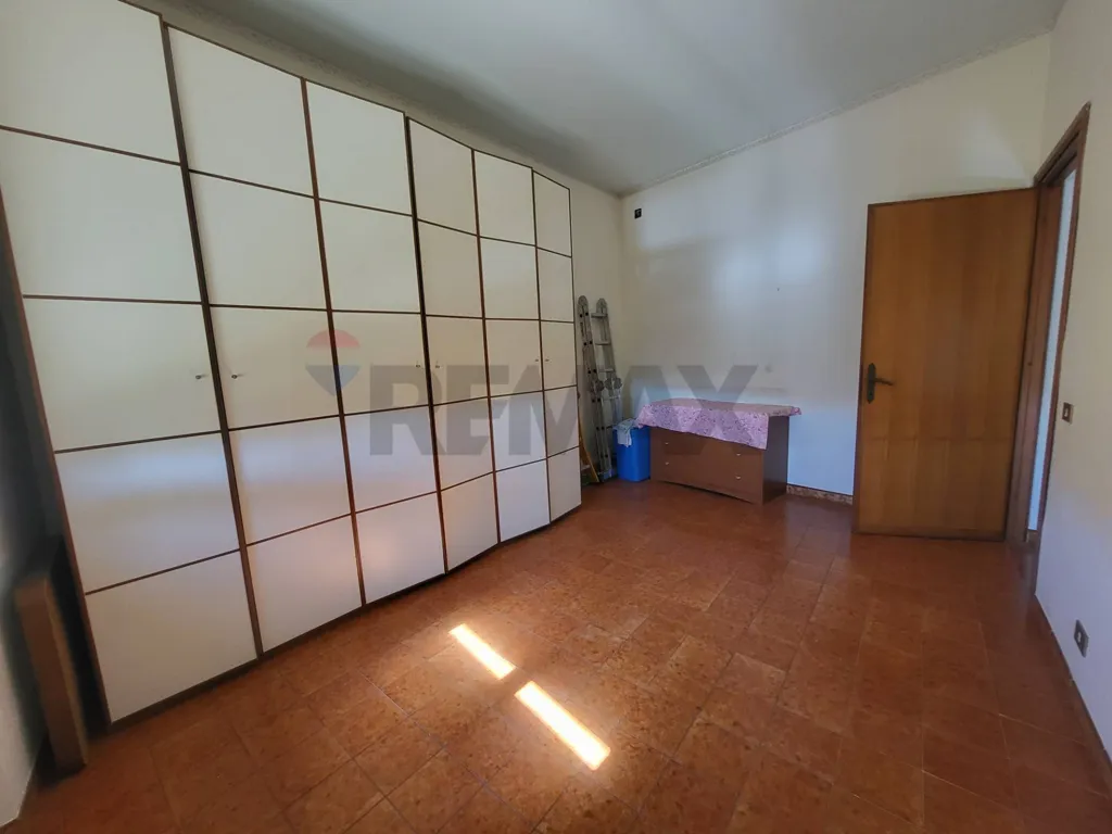 Toad - Second Floor Flat with Balcony in Anzio Centre