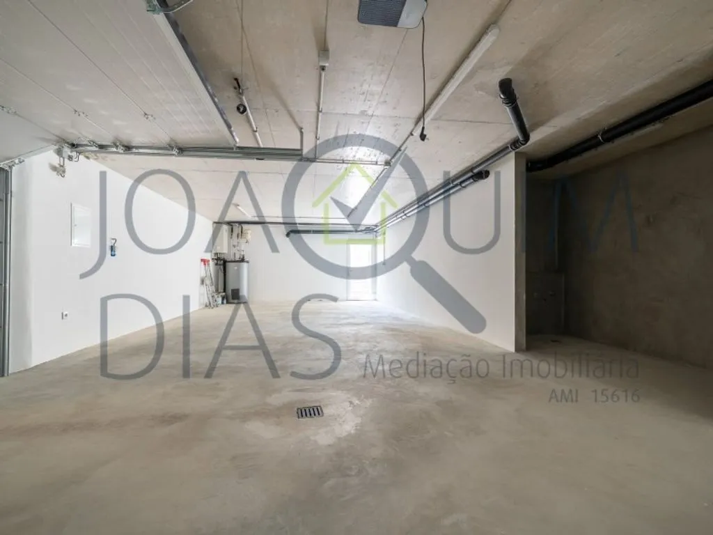 Garage - Luxury House with Private Garage in Sintra