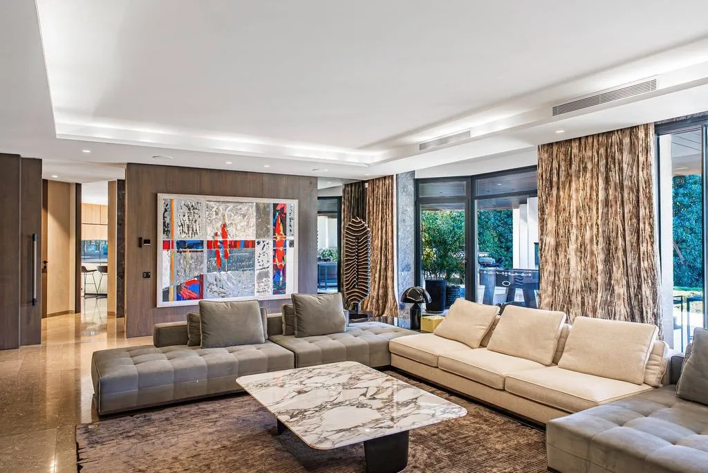 Living Room - 10-Bedroom Chalet with Pool in Guadalmina Baja