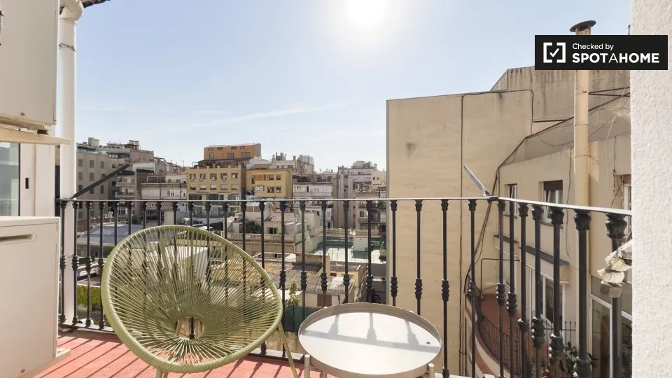 Balcony - Private Room with City View in La Dreta de l'Eixample