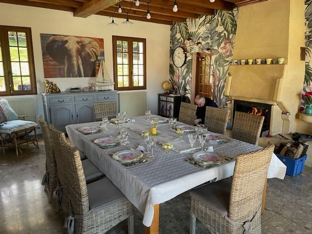Söögituba - Luxury House with Pool in Grun-Bordas