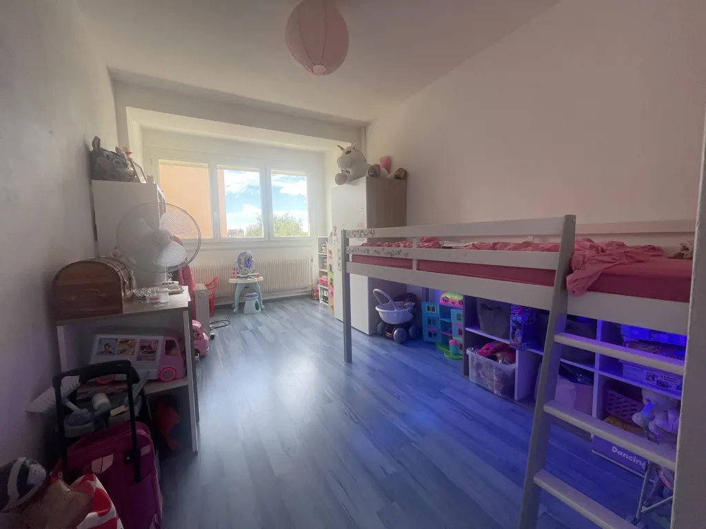 Magamistoad - Bright Three-Bedroom Flat with Balcony in Roanne