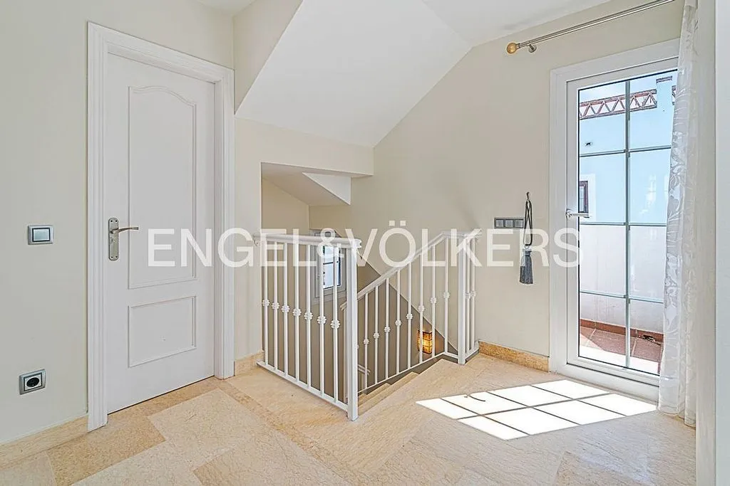 Toad - Villa with Pool and Sea Views in Estepona