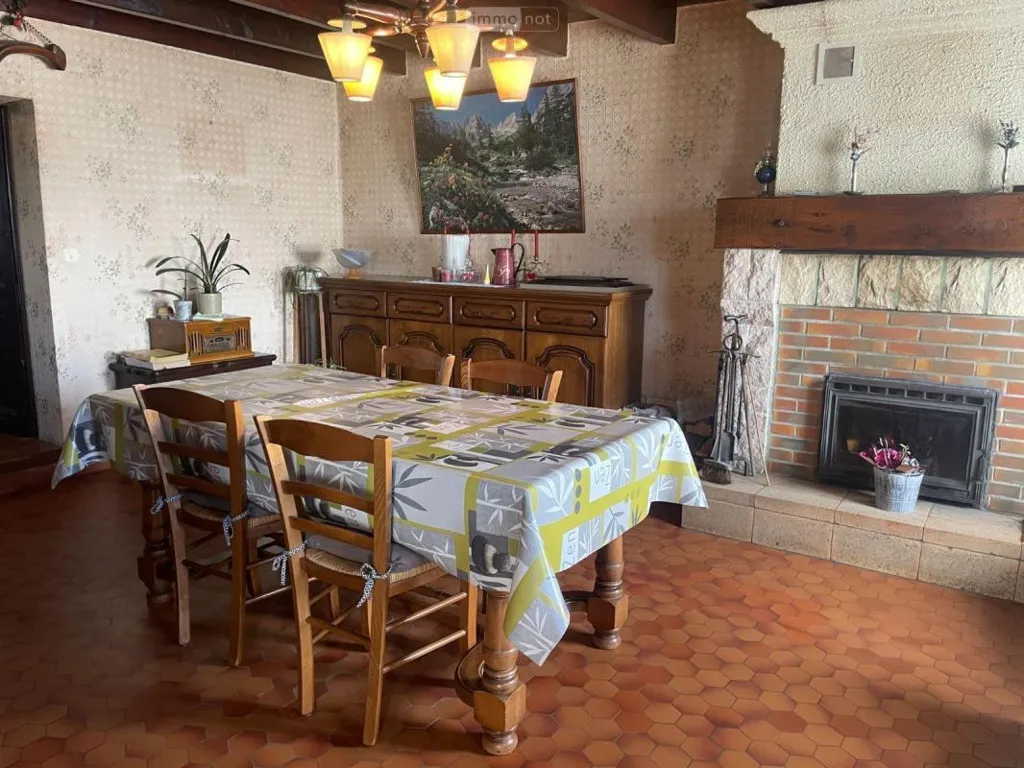 Salle à manger - Maison Ancienne en Pierre avec Jardin à Parcoul-Chenaud