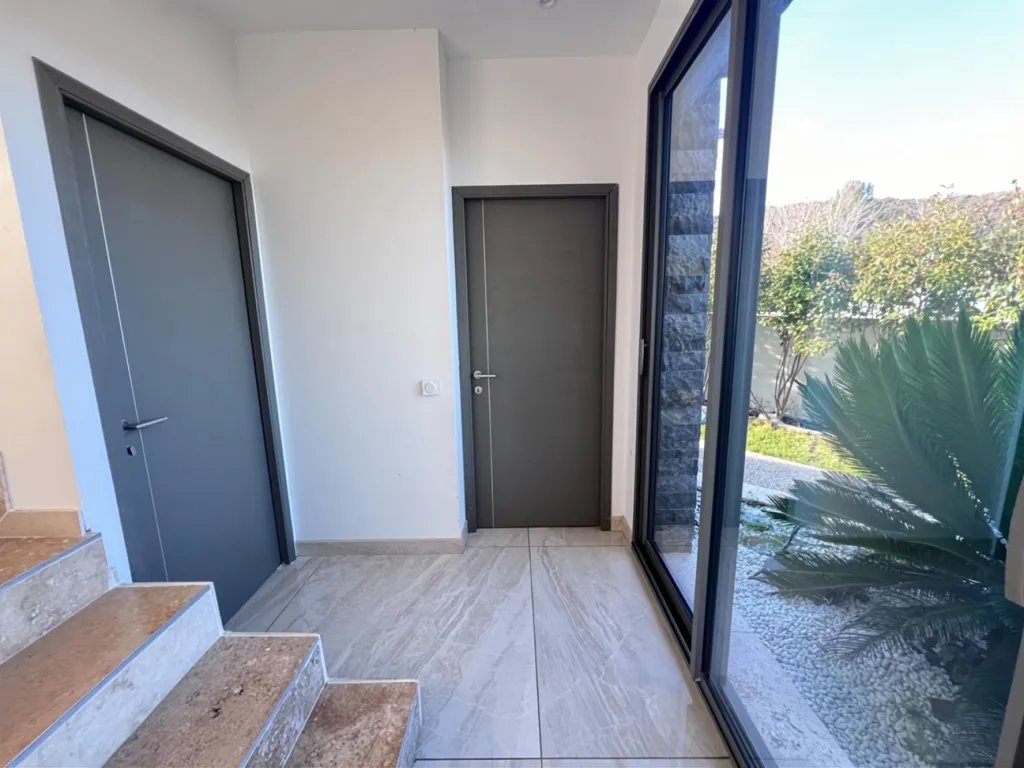 Entrée - Villa Contemporaine avec Piscine à Montarnaud