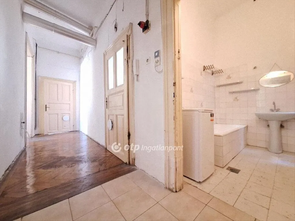 Bagni - Renovatable Apartment with Lift in Budapest IX