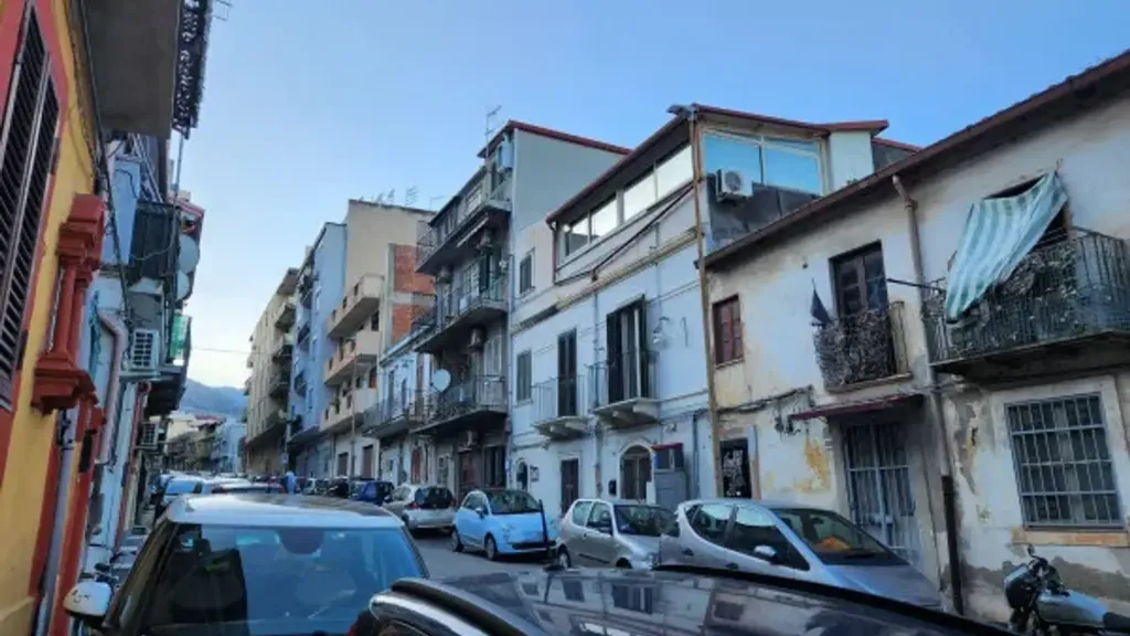 Extérieur - Bright Two-Bedroom Apartment with Balcony in Messina